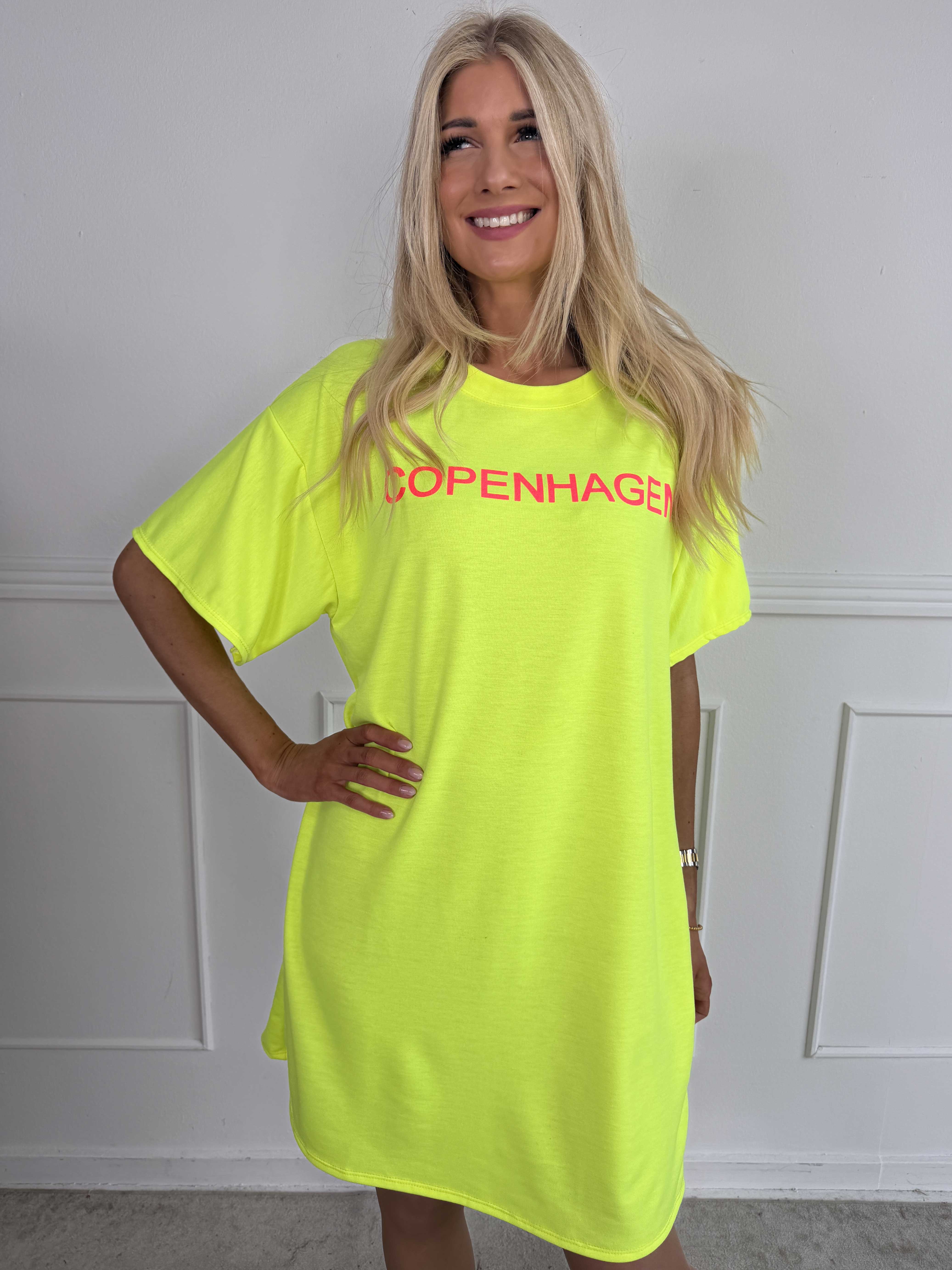 Malia - Bomulls-T-shirtklänning med COPENHAGEN-tryck